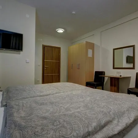 Tihe Noci Motel Pale