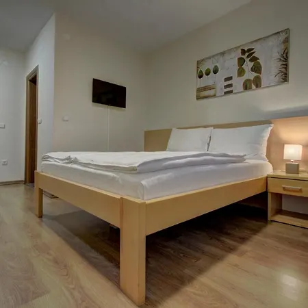 Tihe Noci Motel Pale